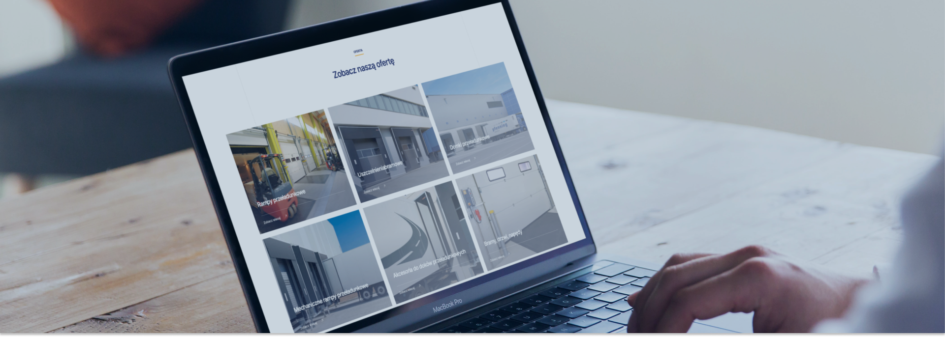 Na zdjęciu widoczna jest strona internetowa firmy ELKO, prezentująca galerię produktów, w tym rampy przeładunkowe, uszczelnienia bramowe oraz drzwi przeładunkowe. Zawiera zdjęcia, które przedstawiają różne modele i zastosowania tych produktów w magazynach.