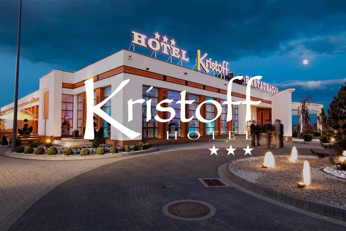 Eleganckie logo "Kristoff Hotel" na tle stylowego hotelu z podświetlonymi oknami i wieczornym niebem. Luksusowa typografia i trzy gwiazdki podkreślają ekskluzywny charakter obiektu.
