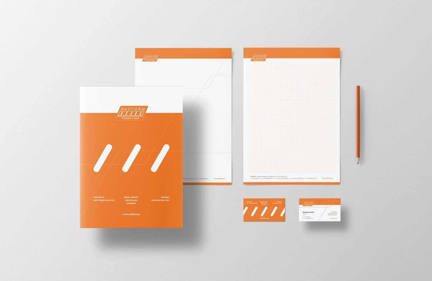 Materiały brandingowe RADFORM: teczka, papier firmowy, notes, wizytówki, długopis. Pomarańczowa kolorystyka podkreśla dynamiczny, techniczny charakter marki.