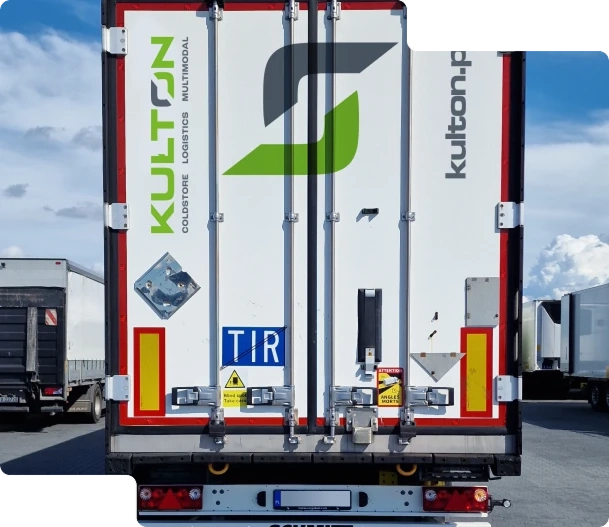 Na zdjęciu widoczny jest tył naczepy ciężarówki z widocznym logo firmy 