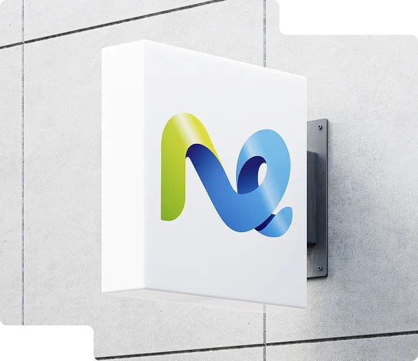 Logo widoczne na szyldzie to znak Media Essence. Jest ono charakterystyczne dzięki płynnej, dynamicznej formie z przeplatającymi się niebieskimi i zielonymi elementami.