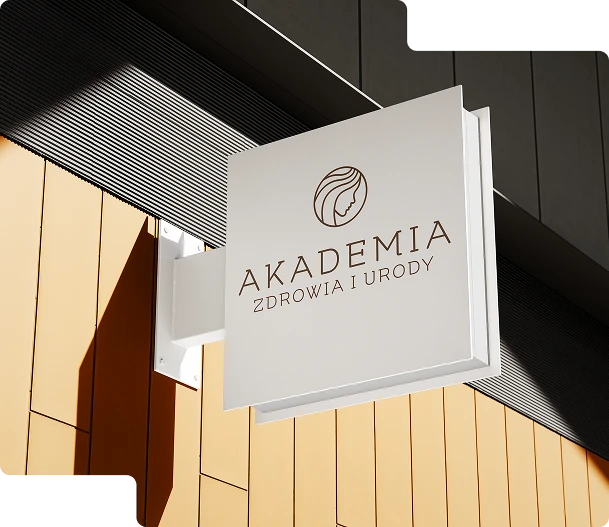 Na zdjęciu widoczny jest nowoczesny szyld reklamowy z logo Media Essence Szyld ma minimalistyczny design, biały kolor z niebiesko-zielonym logotypem.  Jest zamocowany na ścianie budynku